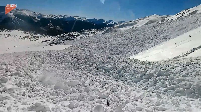 Snowboardista natočil, jak se s ním utrhla lavina